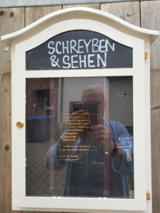 Schaukasten Schreyben und Sehen (Foto Arnold Illhardt)