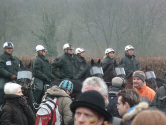Berittene Staatsmacht (Foto Arnold Illhardt)