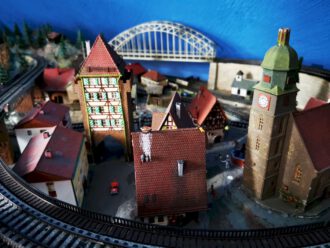 Kirche im Dorf (Foto A. Illhardt)