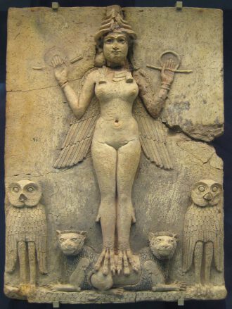 das sog. Burney Relief aus altbabylonischer Zeit, British Museum: wer die dargestellte Göttin ist, ist bis heute unklar. Ishtar? Lilith? (Foto Wikipedia)