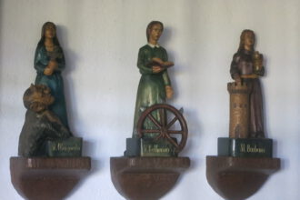 die "heiligen drei Madel": Margareta, Katharina, Barbara, Dorfkapelle in der Eifel (Foto MM)