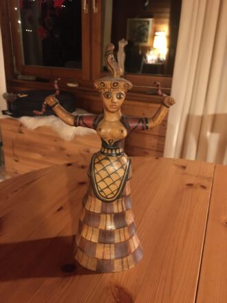 die minoische Schlangengöttin (Kopie, Eigentum der Autorin, Foto MM)
